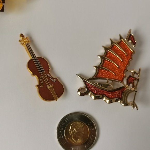 (Lot of 2) Vintage Sarah Coventry Enamel Sailboat brooch + Signed Violin Brooch - Picture 5 of 8